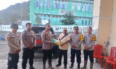 Polres-Nagekeo-Polda-NTT-Salurkan-Bantuan-Beras-untuk-Warga-Terdampak-Banjir-Bandang-di-Mauponggo