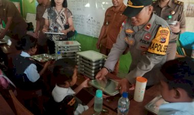 Kapolsek-Reo-Hadiri-Launching-Hari-Pertama-Program-Makan-Bergizi-Gratis-di-Kecamatan-Reok