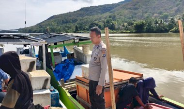 Satpolairud-Polres-Manggarai-Gelar-Patroli-dan-Sambang-Kamtibmas-di-Pesisir-Sungai-Wae-Pesi