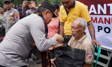Polri-Distribusikan-Bantuan-Kemanusiaan-untuk-Korban-Bencana-di-Mauponggo,-NTT