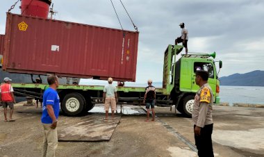 KP3-Laut-Reo-Laksanakan-Pengamanan-Aktivitas-Bongkar-Muat-di-Pelabuhan-Laut-Kelas-II-Reo