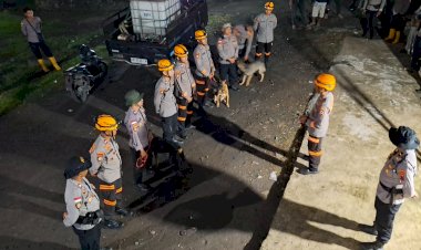 Tim-K9-yang-Dikerahkan-oleh--Kapolda-NTT-Telah-Tiba-di-Kecamatan-Mauponggo,-Kabupaten-Nagekeo-untuk-Membantu-Pencarian-Korban-yang-Hilang-Akibat-Banjir-Bandang