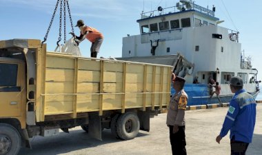 KP3-Laut-Reo-Laksanakan-Pengamanan-Aktivitas-Bongkar-Muat-di-Pelabuhan-Laut-Kelas-II-Reo