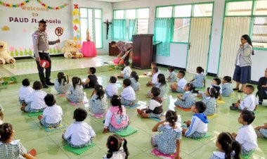 Satuan-Lalu-Lintas-Polres-Manggarai-Gelar-Program-Polisi-Sahabat-Anak-di-TK/PAUD-Sta.-Angela