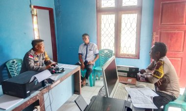 Kapolsek-Reo-bersama-Bhabinkamtibmas-Laksanakan-Patroli-dan-Sambang-di-Desa-Salama