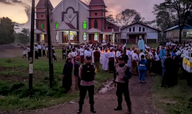 Bhabinkamtibmas-Amankan-dan-Kawal-Perarakan-Patung-Bunda-Maria-dalam-Festival-Golo-Curu