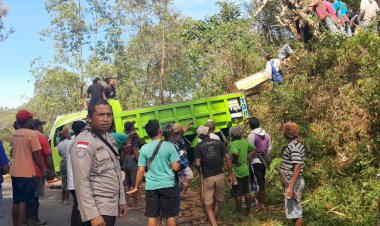 Warga-Apresiasi-Kehadiran-Bhabinkamtibmas-dalam-Pengamanan-Prosesi-Adat-Siri-Bongkok