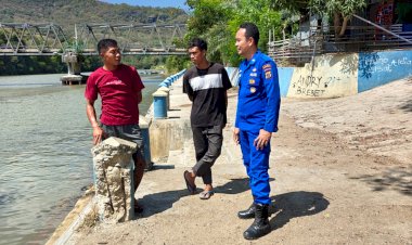 Satpolairud-Polres-Manggarai-Sambangi-Nelayan-Pesisir-Sungai-Wae-Pesi,-Sampaikan-Pesan-Kamtibmas-dan-Himbauan-Keselamatan-Nelayan.