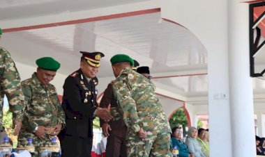 Polres-Manggarai-Serahkan-Tumpeng-Spesial-untuk-HUT-TNI-ke-80