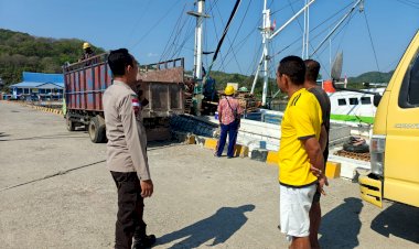 Satpolairud-Polres-Manggarai-Sambangi-Pelabuhan-Reo,-Ingatkan-Buruh-Utamakan-Keselamatan