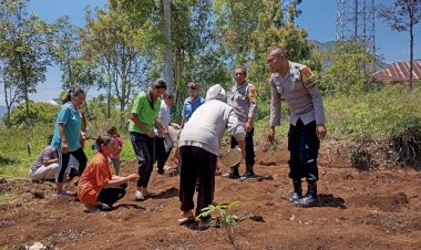 Bhabinkamtibmas-Lelak-Dukung-Ketahanan-Pangan,-Sambangi-Kebun-Holtikultura-Mahasiswa-KKN