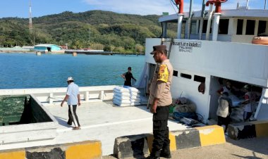 KP3-Laut-Reo-Amankan-Aktivitas-Bongkar-Muat-di-Pelabuhan-Laut-Kelas-II-Reo