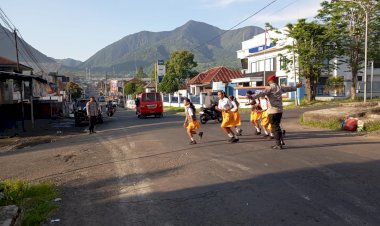 Personel-Polres-Manggarai-Laksanakan-Strong-Point-Pengaturan-Arus-Lalu-Lintas,-Wujudkan-Keamanan-dan-Kelancaran-Aktivitas-Pagi-Hari