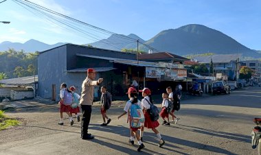 Personil-Polres-Manggarai-Gelar-Giat-Strong-Point-Pengaturan-Arus-Lalu-Lintas,-Wujud-Pelayanan-Prima-Kepada-Masyarakat