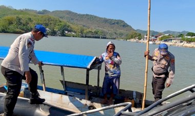 Satpolairud-Polres-Manggarai-Gelar-Patroli-dan-Pemeriksaan-Kapal-di-Perairan-Laut-Flores,-Cegah-Praktik-Illegal-Fishing