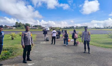 KP3-Udara-:-Pengamanan-Penerbangan-di-Bandara-Frans-Sales-Lega-Berjalan-Aman-dan-Lancar