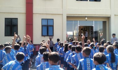 POLRES-MANGGARAI-GELAR-KEGIATAN-“POLISI-SAHABAT-ANAK”-BERSAMA-MURID-SDI-TENDA