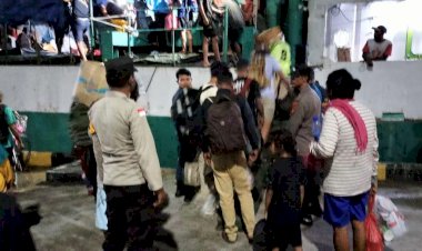 PERSONIL-KP3 -REO-LAKSANAKAN-PENGAMANAN-KEDATANGAN-KAPAL-PENUMPANG-KM.-ANUGRAH-ABADI-I-DI-PELABUHAN-LAUT-REO