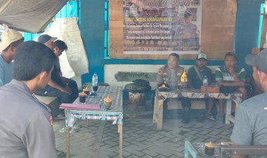 Polsek-Reo-Gelar-Program-Jumat-Curhat-Bersama-Buruh-Pelabuhan-Kedindi-Reo