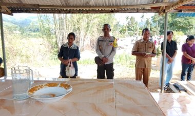 Anggota-Polsek-Cibal-Ikuti-Ibadat-Pemberkatan-Meja-Altar-dan-Perayaan-Misa-Arwah-di-Pagal