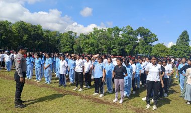 KBO-Binmas-Polres-Manggarai-Pimpin-Pelatihan-Baris-Berbaris-bagi-700-Mahasiswa-Unika-St.-Paulus-Ruteng
