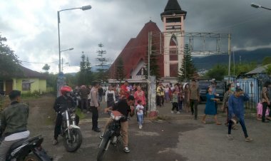 POLRES-MANGGARAI-GELAR-PENGAMANAN-HUMANIS-IBADAH-UMAT-NASRANI-DI-SELURUH-GEREJA-DIMANGGARAI.