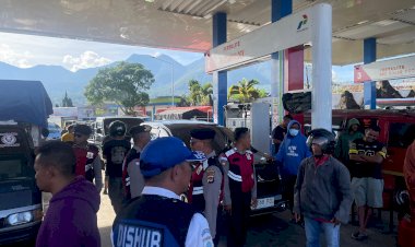 MASYARAKAT-RESAH,-BBM-LANGKA-SEBABKAN-KEMACETAN-—-POLRES-MANGGARAI-KERAHKAN-PERSONEL-ATASI-KEMACETAN-DAN-SELIDIKI-DUGAAN-PENYALAHGUNAAN-BBM-BERSUBSIDI