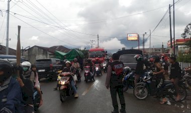 UCAPAN-TERIMA-KASIH-MASYARAKAT-ATAS-KEHADIRAN-BHABINKAMTIBMAS--BERSAMA-SAMAPTA-DAN-LALU-LINTAS-DALAM-GELAP-DAN-HUJAN-MENGURAI-KEMACETAN-DI-SPBU-MENA