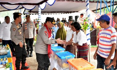 Wakapolri-Bersama-Perwakilan-Akpol-’90-Dhira-Brata-Resmikan-Sumur-Bor-dan-Serahkan-Bantuan-untuk-2.983-Warga-Pengungsi-Lewotobi-di-Huntara-II-Konga*