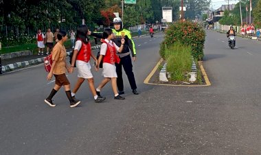 PELAYANAN-HUMANIS-POLWAN-POLRES-MANGGARAI--LAKSANAKAN--PENGATURAN--LALU-LINTAS---DENGAN-SENYUM,-SAPA-DAN-SALAM-.