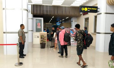 ✈️-Pengamanan-Ketat-dan--Humanis--Pospol-KP3-Udara-di-Bandara-Frans-Sales-Lega,-Penerbangan-Susi-Air-Berjalan-Aman