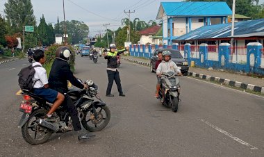 MENJELANG-NATAL-DAN-TAHUN-BARU,-ARUS-LALU-LINTAS-DI-MANGGARAI-MULAI-PADAT-—-SATLANTAS-POLRES-MANGGARAI-LAKUKAN-REKAYASA-LALU-LINTAS