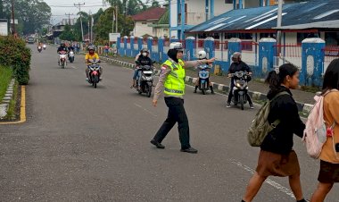 Anggota-Polres-Manggarai-Laksanakan-Strong-Point-di-Titik-Rawan-Kecelakaan-dan-Kawasan-Padat-Lalu-Lintas