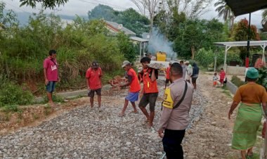 BHABINKAMTIBMAS-DESA-NAO-LAKUKAN-PENGAMANAN-PERBAIKAN-JALAN-DI-WILAYAH-SATAR-MESE-UTARA