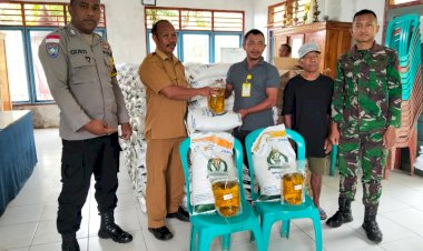 Bhabinkamtibmas-Cibal-Barat-Lakukan-Pendampingan-Penyaluran-Bantuan-Pangan-di-Empat-Desa