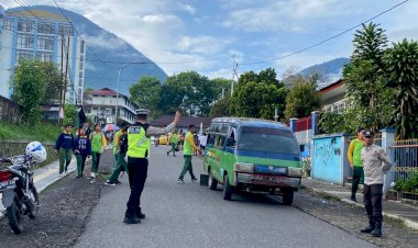 Anggota-Polres-Manggarai-Laksanakan-Strong-Point-Pagi-untuk-Dukung-Aktivitas-Masyarakat