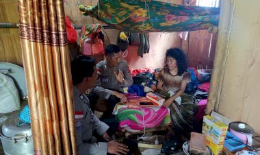 Sentuhan-Kemanusiaan-Polri:-Bhabinkamtibmas-Polres-Manggarai-Sambangi-Warga-Sakit-Stroke-di-Kampung-Cimpar