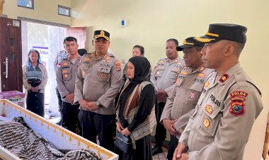 Kapolres-Manggarai-Bersama-Wakapolres,-PJU-dan-Bhayangkari-Melayat-ke-Rumah-Duka-Orang-Tua-Personel-Polres-Manggarai