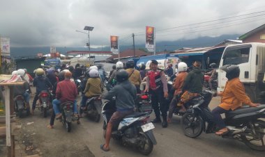 RESPON-CEPAT-PERSONEL-POS-PAM-MENA-ATASI-KEMACETAN-PANJANG-JALUR-RUTENG–MENA