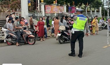 PERSONIL-POS-PAM--OPS--LILIN--TURANGGA--POLRES-MANGGARAI--,-AMANKAN--JALANNYA-IPERAYAAN-IBADAH--DISELURUH-GEREJA--DI-MANGGARAI-,-BERJALAN-AMAN-DAN.-KONDUSIF-.