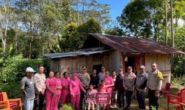 Kapolres-Manggarai-Serahkan-Bantuan-Kapolda-NTT-untuk-Renovasi-Rumah-Ibu-Sabina-Jemamu