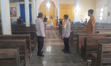 Kapolsek-Reo-Lakukan-Pengecekan-Personel-PAM-Gereja-Menjelang-Perayaan-Misa-Natal-2025--Pastikan--Ibadah-Natal-berjalan-aman.