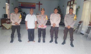 Polsek-Reo-Laksanakan-Pengecekan-Gereja-selama-berlangsung-nya-Misa-Perayaan-Natal-2025