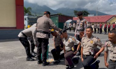 Momen-Akhir-Tahun,-Kapolres-Manggarai-Pimpin-Upacara-Kenaikan-Pangkat-Perwira,-Bintara,-Tamtama-dan-PNS-Polri