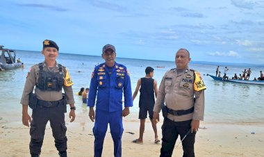 Menjaga-Keamanan-dan-Kenyamanan-Masyarakat-Pasca-Libur-Tahun-Baru,-Personel-Polsek-Reo,-Bhabinkamtibmas-dan-Sat-Polairud-Laksanakan-Pengamanan-di-Pantai-Torong-Besi