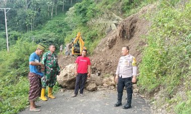 Bhabinkamtibmas-Bersama-Babinsa-Pantau-dan-Amankan-Penanganan-Longsor-di-Desa-Beamese