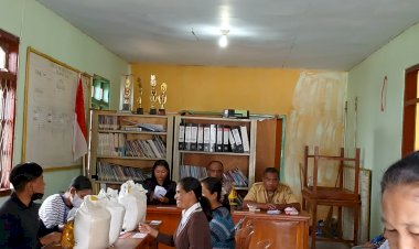 Bhabinkamtibmas-Laksanakan-Pengamanan-Pembagian-Sembako-bagi-Warga-Kurang-Mampu-di-Kelurahan-Tenda-dan-Poco-Mal