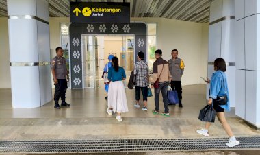 KP3-Udara-Laksanakan-Pengamanan-Kedatangan-dan-Keberangkatan-Pesawat-di-Bandara-Frans-Sales-Lega-Ruteng