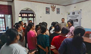 Bhabinkamtibmas-Hadir-Mengawal-Penyaluran-Bantuan-Pangan-untuk-Warga-Compang-Carep