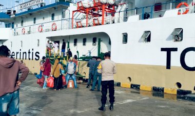 KP3-Laut-Reo-Amankan-Kedatangan-KM-Sabuk-Nusantara-49,-Aktivitas-Pelabuhan-Berjalan-Tertib